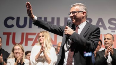 Η επικράτηση του Τουφάν Ερχιουρμάν με ποσοστό 62,76% έναντι του Ερσίν Τατάρ στις παράνομες «εκλογές» στα κατεχόμενα, με συμμετοχή