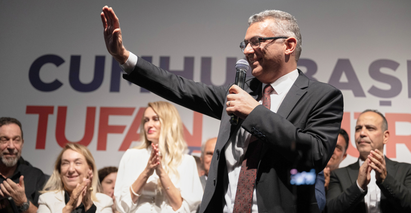 Η επικράτηση του Τουφάν Ερχιουρμάν με ποσοστό 62,76% έναντι του Ερσίν Τατάρ στις παράνομες «εκλογές» στα κατεχόμενα, με συμμετοχή