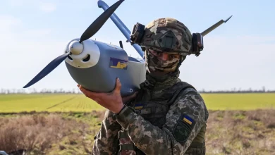 Ένα τεράστιο σύννεφο καπνού έχει καλύψει τον ουρανό πάνω από το διυλιστήριο, προκαλώντας ανησυχία για την έκταση της ζημιάς.