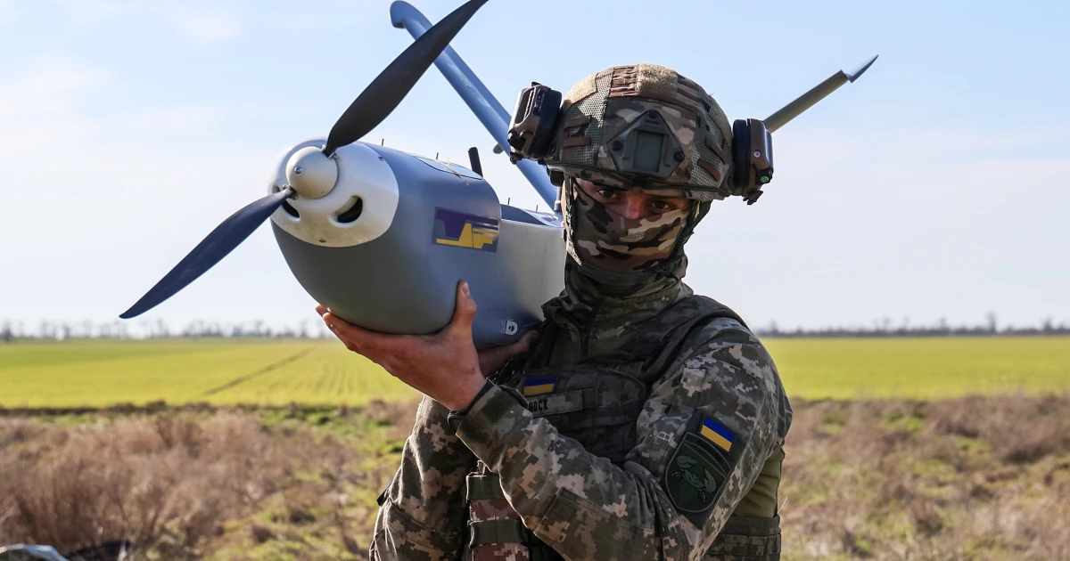 Ένα τεράστιο σύννεφο καπνού έχει καλύψει τον ουρανό πάνω από το διυλιστήριο, προκαλώντας ανησυχία για την έκταση της ζημιάς.