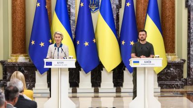 Το βρετανικό περιοδικό παρουσιάζει το οικονομικό βάρος της στήριξης της Ουκρανίας και καταγράφει τη συνεισφορά της ΕΕ και της Βρετανίας.