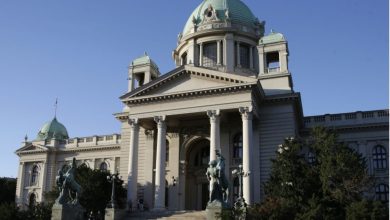 Πανικός ξέσπασε σήμερα έξω από το κτήριο του κοινοβουλίου της Σερβίας στο Βελιγράδι, όταν ακούστηκαν πυροβολισμοί και εκδηλώθηκε πυρκαγιά