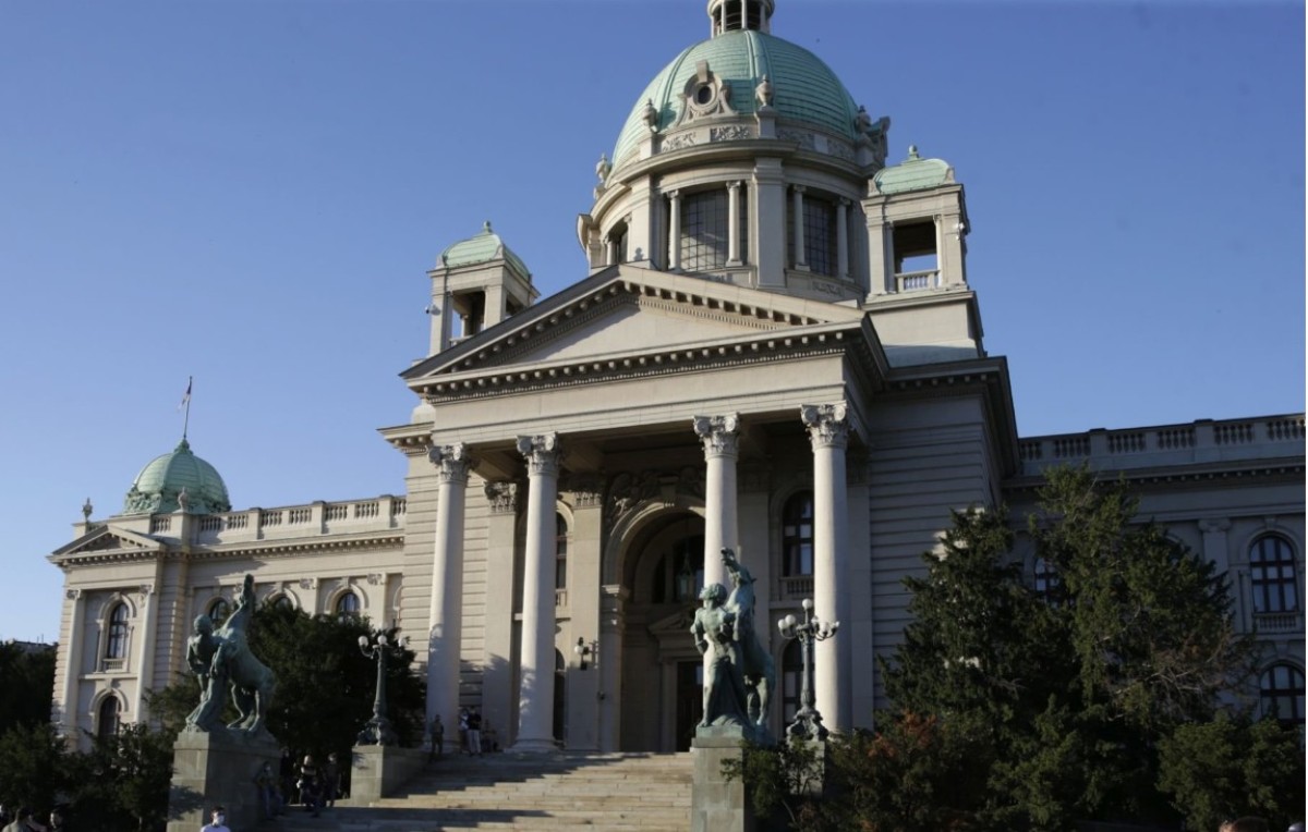 Πανικός ξέσπασε σήμερα έξω από το κτήριο του κοινοβουλίου της Σερβίας στο Βελιγράδι, όταν ακούστηκαν πυροβολισμοί και εκδηλώθηκε πυρκαγιά