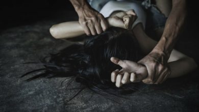 Μια 59χρονη γυναίκα από την Αργυρούπολη έγινε θύμα απόπειρας βιασμού από έναν νεαρό άνδρα στην είσοδο της πολυκατοικίας