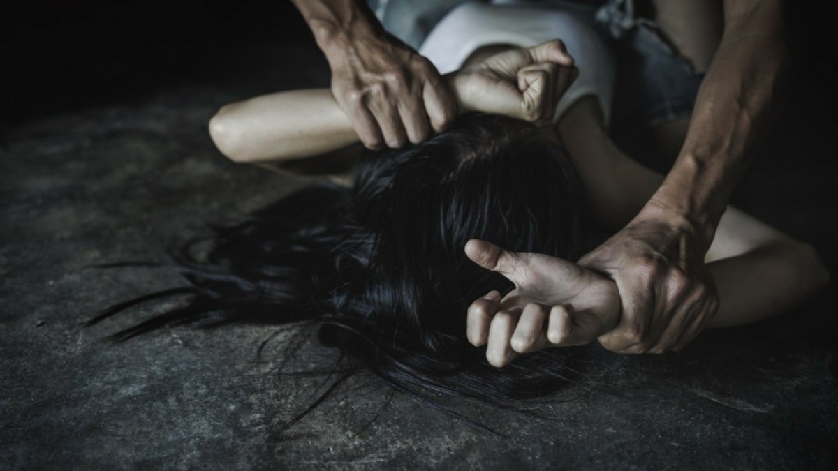 Μια 59χρονη γυναίκα από την Αργυρούπολη έγινε θύμα απόπειρας βιασμού από έναν νεαρό άνδρα στην είσοδο της πολυκατοικίας