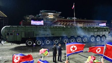 Ο ηγέτης της Βόρειας Κορέας, Κιμ Γιονγκ Ουν, παρουσίασε έναν νέο διηπειρωτικό βαλλιστικό πύραυλο, τον Hwasong-20, τον οποίο