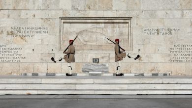 Τέλος τα συνεργεία καθαρισμού του Δήμου Αθηναίων από το Μνημείο του Άγνωστου Στρατιώτη.Νίπτει τας χείρας του ο Χάρης Δούκας