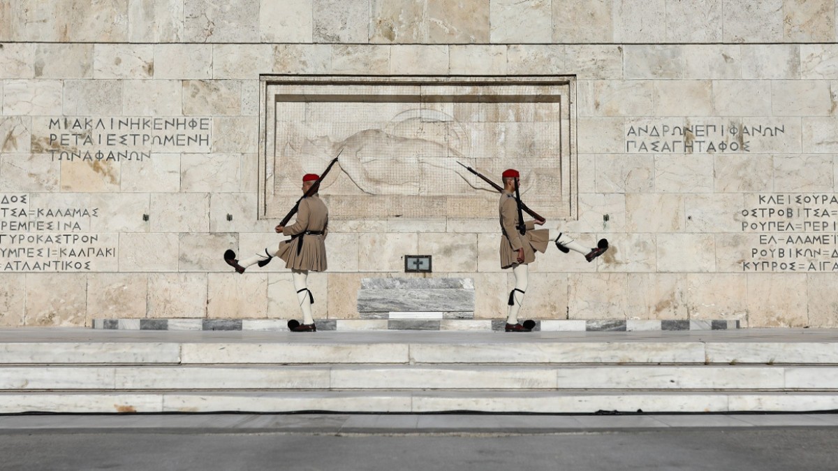 Τέλος τα συνεργεία καθαρισμού του Δήμου Αθηναίων από το Μνημείο του Άγνωστου Στρατιώτη.Νίπτει τας χείρας του ο Χάρης Δούκας