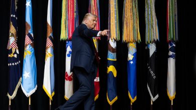 Σε μια ομιλία που προκάλεσε αντιδράσεις, ο Ντόναλντ Τραμπ απευθύνθηκε στους κορυφαίους Αμερικανούς αξιωματικούς στο Κουάντικο της