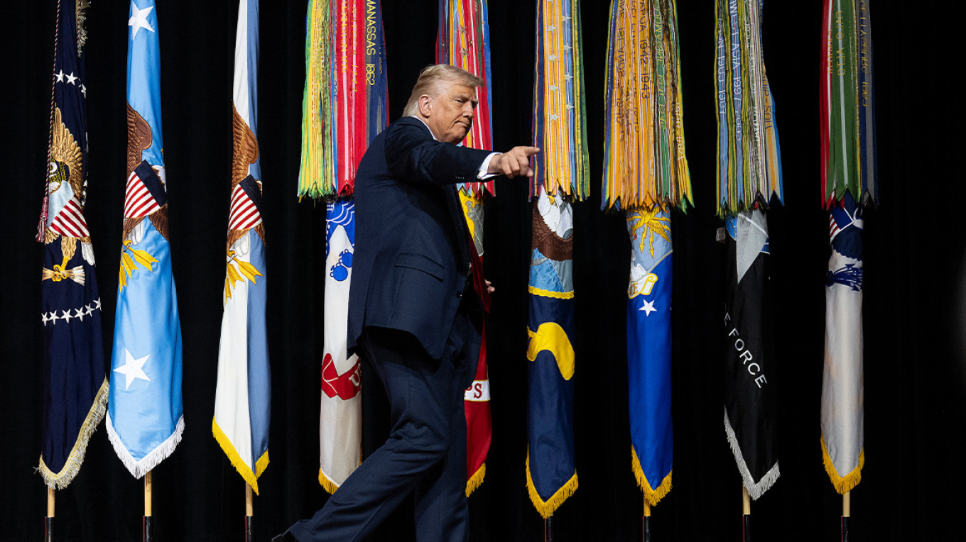 Σε μια ομιλία που προκάλεσε αντιδράσεις, ο Ντόναλντ Τραμπ απευθύνθηκε στους κορυφαίους Αμερικανούς αξιωματικούς στο Κουάντικο της