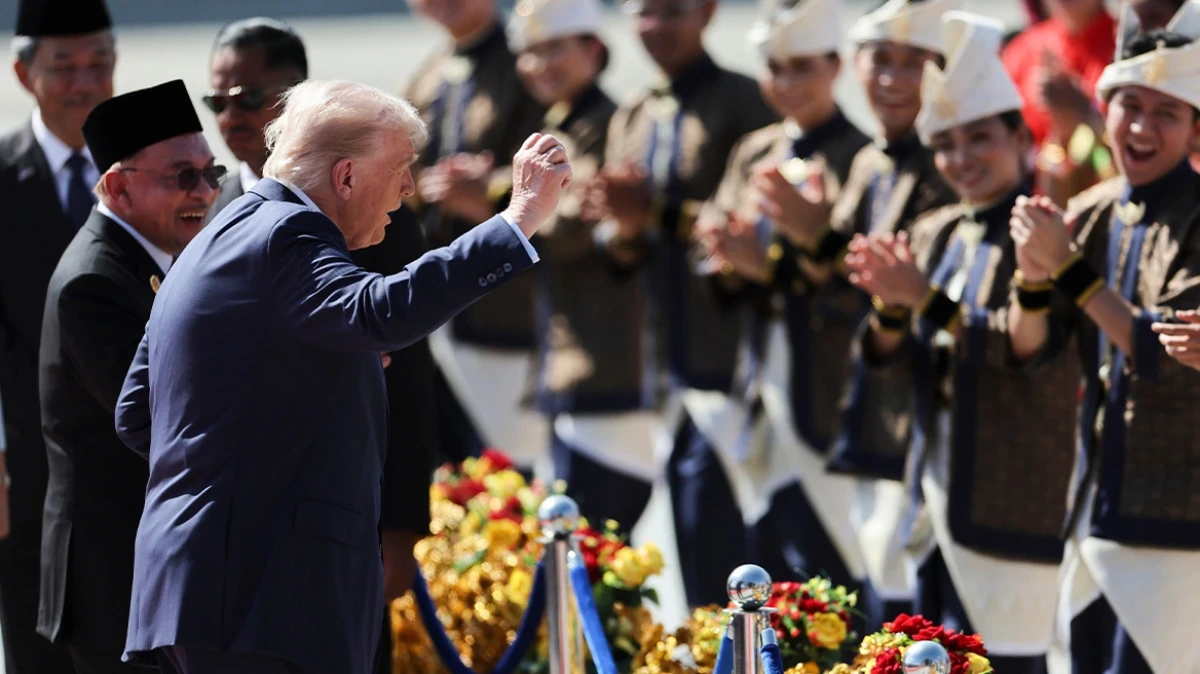 Με μουσική, παραδοσιακά κοστούμια και έντονη δόση θεάματος ξεκίνησε η πενθήμερη περιοδεία του Ντόναλντ Τραμπ στην Ασία.