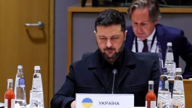 Με βραχνή φωνή και ένα βλέμμα που μαρτυρούσε περισσότερα από όσα μπορούσε να εκφράσει με λόγια, ο Βολοντίμιρ Ζελένσκι, σε λιγότερες