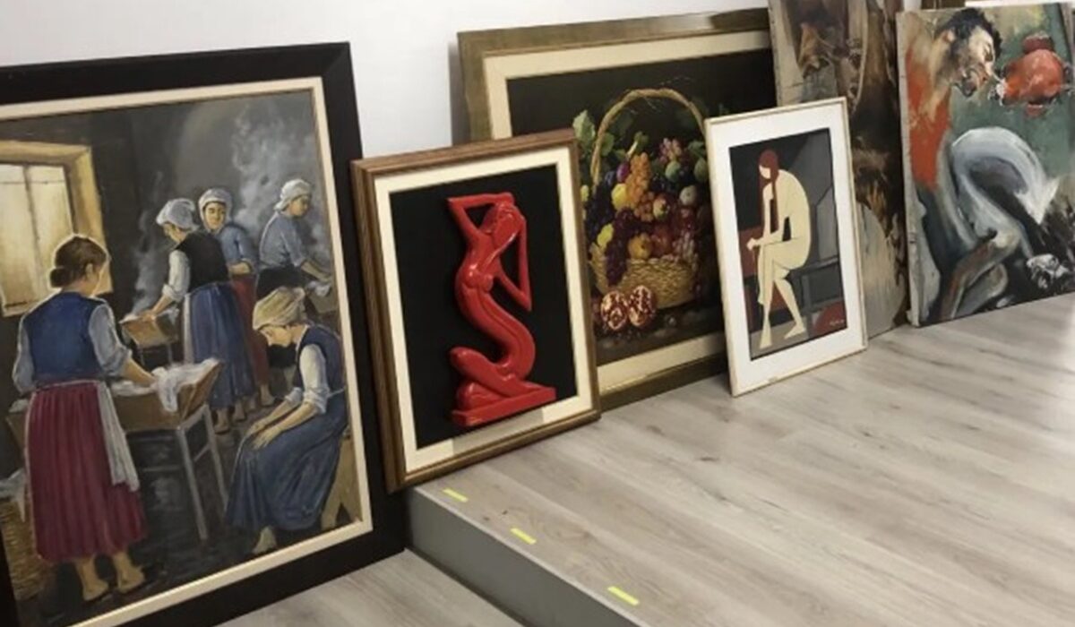 Μια υπόθεση με διαστάσεις καλοστημένης απάτης αποκαλύφθηκε από τις αστυνομικές αρχές, οδηγώντας στη σύλληψη ενός δικηγόρου και ενός