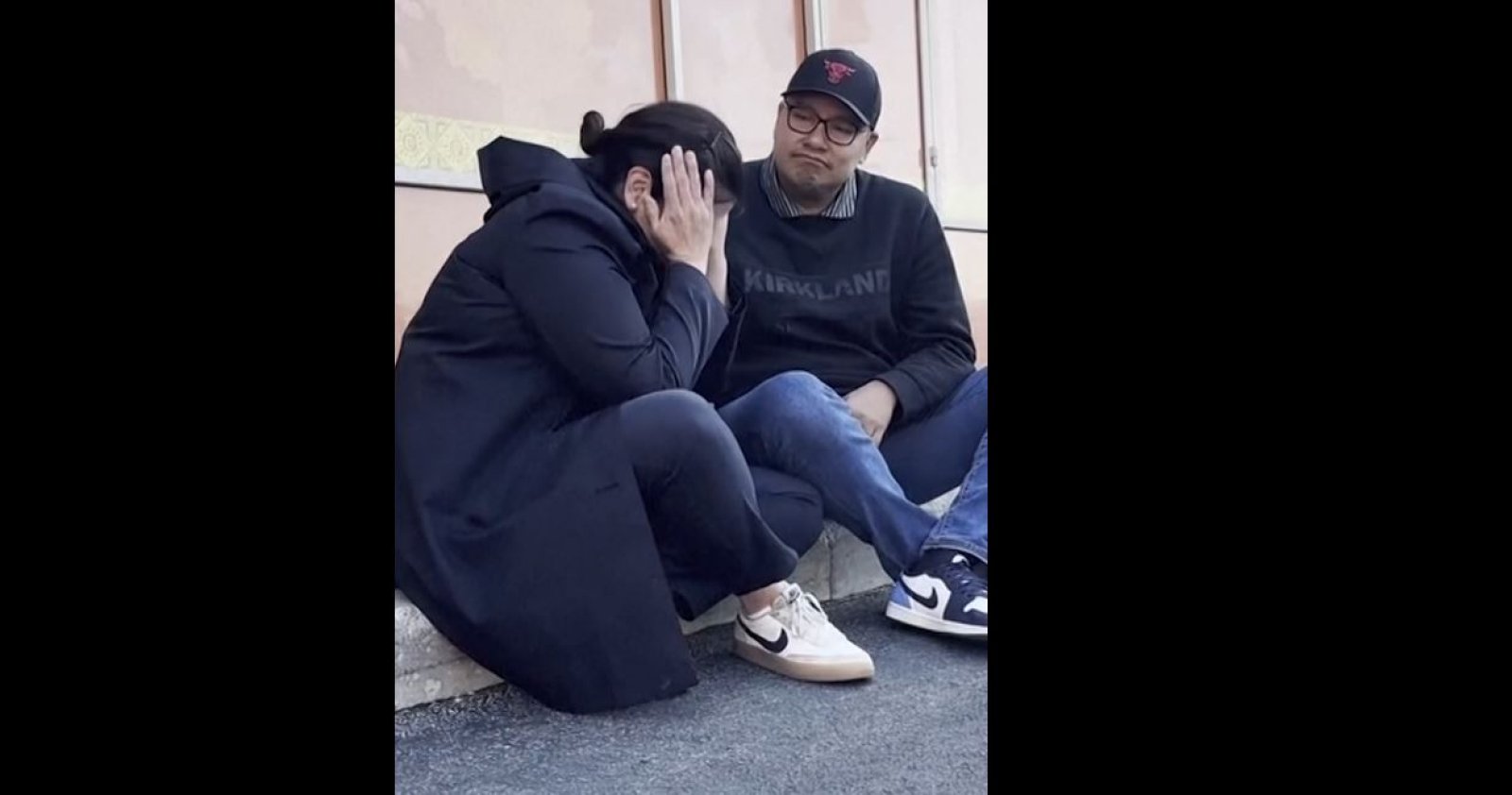 Γονείς που περίμεναν να αφήσουν τα παιδιά τους το πρωί της Τετάρτης στο Rayito de Sol - ισπανόφωνο σχολείο και παιδικός σταθμός - είδαν ένοπλους αξιωματικούς με μαύρα γιλέκα που έγραφαν «POLICE ICE»