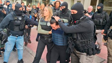 Η τραγωδία στη Σαλαμίνα παίρνει νέα τροπή, καθώς εμφανίζονται νέες λεπτομέρειες για το φρικτό έγκλημα που στοίχισε τη ζωή σε μια 75χρονη