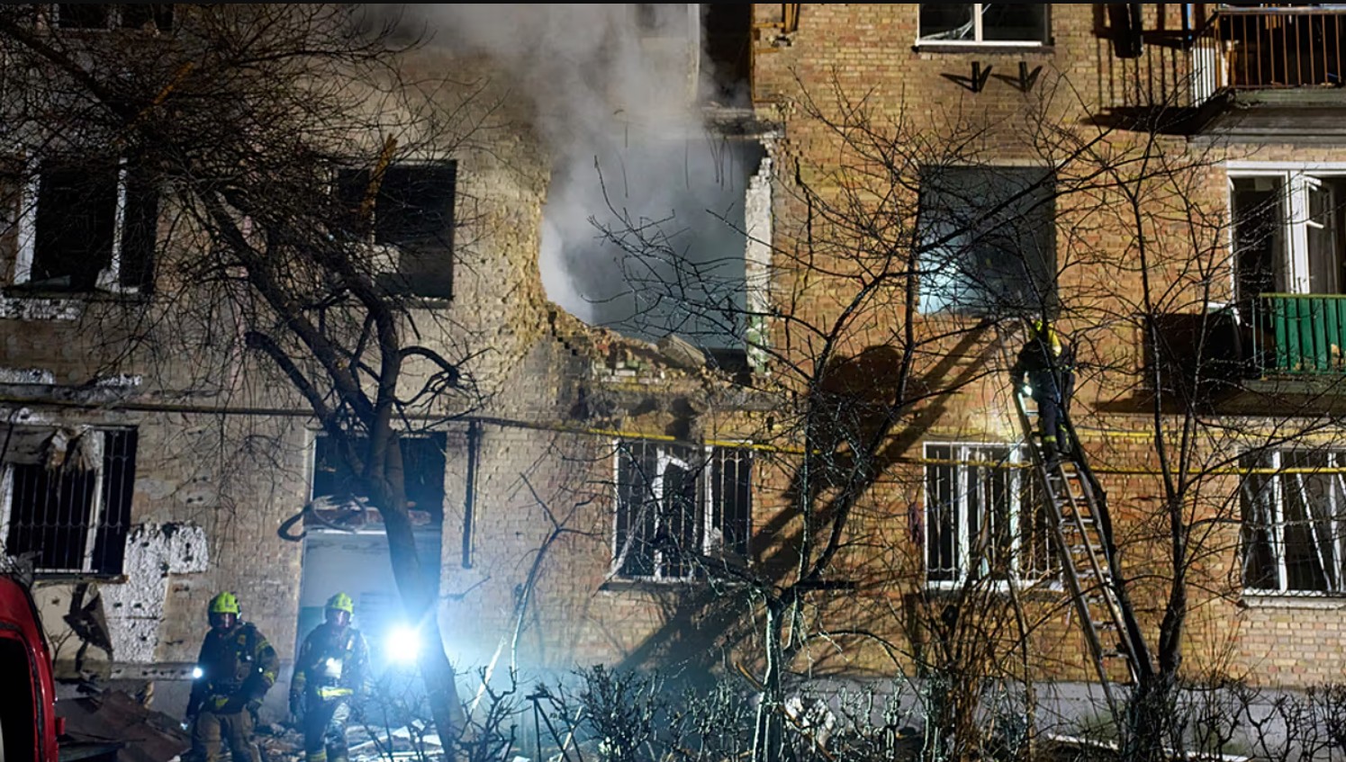 Μία από τις πιο εκτεταμένες και συντονισμένες επιθέσεις από την έναρξη του πολέμου σημειώθηκε τα ξημερώματα του Σαββάτου, όταν