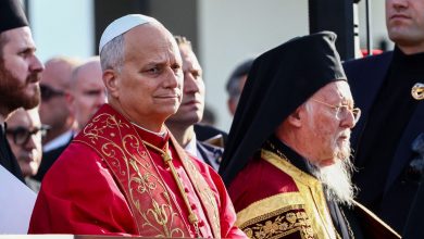 Ο Πάπας Λέων βρίσκεται στο Φανάρι για μια ιστορική συνάντηση με τον Οικουμενικό Πατριάρχη Βαρθολομαίο, η οποία κορυφώνεται με τη