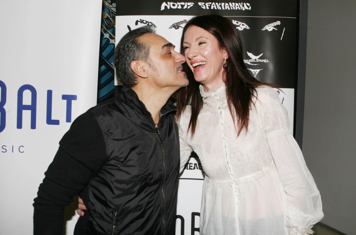 Ο Νότης Σφακιανάκης είχε χωρίσει οριστικά με την γυναίκα του, Κίλι, από το 2019. Εδώ και τρία χρόνια, μάλιστα, βρίσκεται στο πλευρό του μία επώνυμη Κυρία.