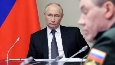 Ο Πούτιν δηλώνει πρόθυμος να συνεχίσει τον πόλεμο έως ότου η Ουκρανία παραδώσει τα εδάφη που ζητά η Ρωσία, ενώ χαρακτηρίζει