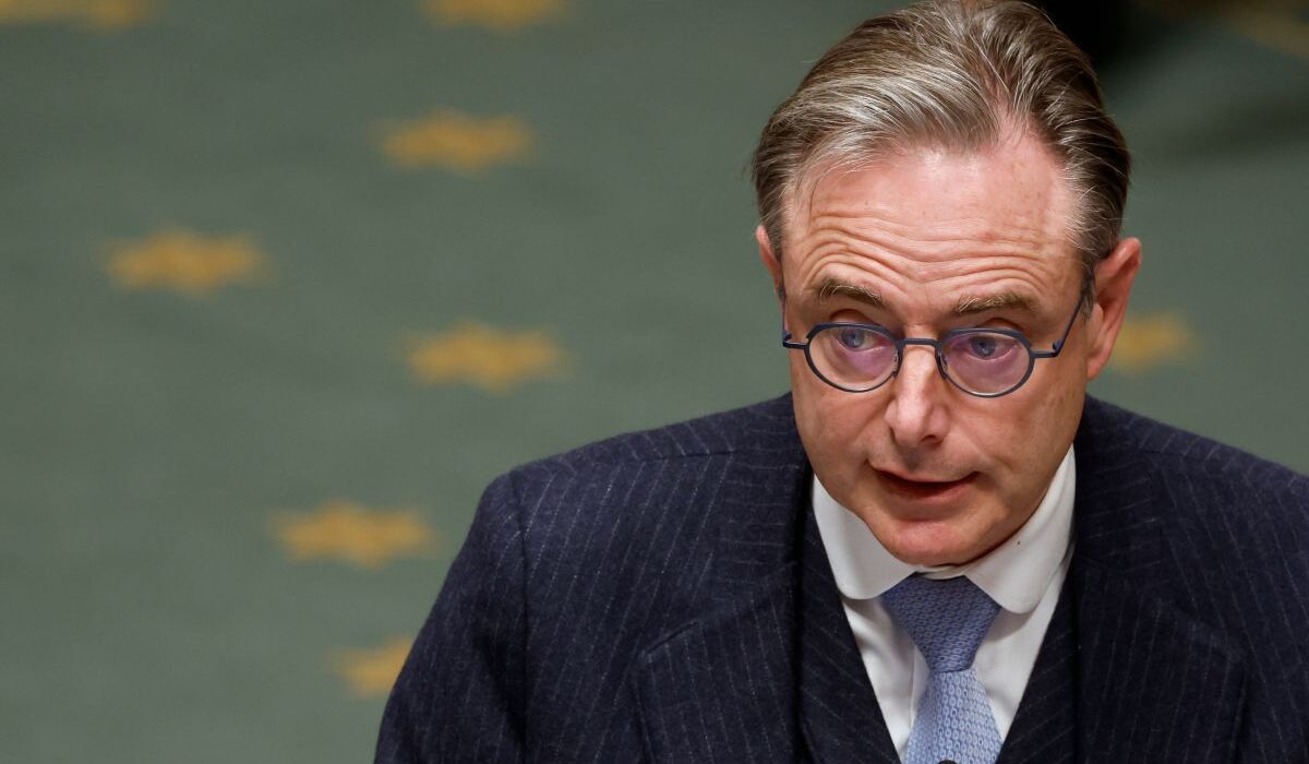 Ο Βέλγος πρωθυπουργός Μπαρτ ντε Βέβερ κρούει τον κώδωνα του κινδύνου, προειδοποιώντας πως το ευρωπαϊκό σχέδιο για δάνειο