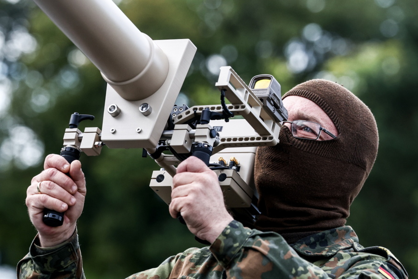 Στον εξοπλισμό συμπεριλαμβάνονται επιθετικά ελικοπτέρα από την Airbus, συστήματα νυχτερινής όρασης και πύραυλοι εδάφους - αέρος