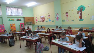 Έντονες αντιδράσεις έχει προκαλέσει η καταγγελία που υπέβαλε δασκάλα δημοτικού σχολείου στο Λουτράκι, ισχυριζόμενη ότι μαθητής της Α’