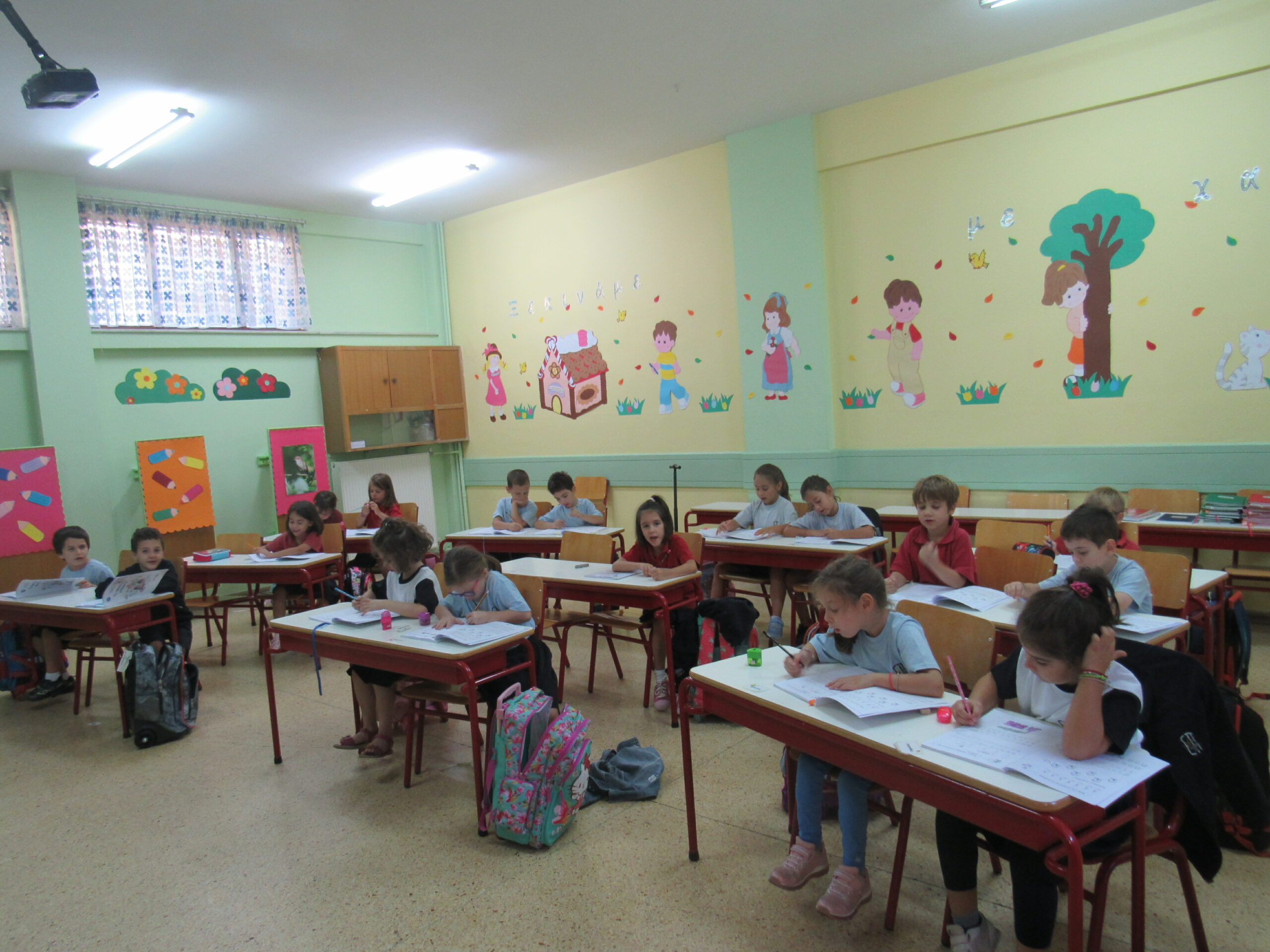 Έντονες αντιδράσεις έχει προκαλέσει η καταγγελία που υπέβαλε δασκάλα δημοτικού σχολείου στο Λουτράκι, ισχυριζόμενη ότι μαθητής της Α’