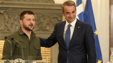 Ο Βολοντίμιρ Ζελένσκι έφτασε στην Αθήνα εδώ και λίγη ώρα με έναν ξεκάθαρο στόχο: να αποσπάσει όσο το δυνατόν περισσότερη αμυντική