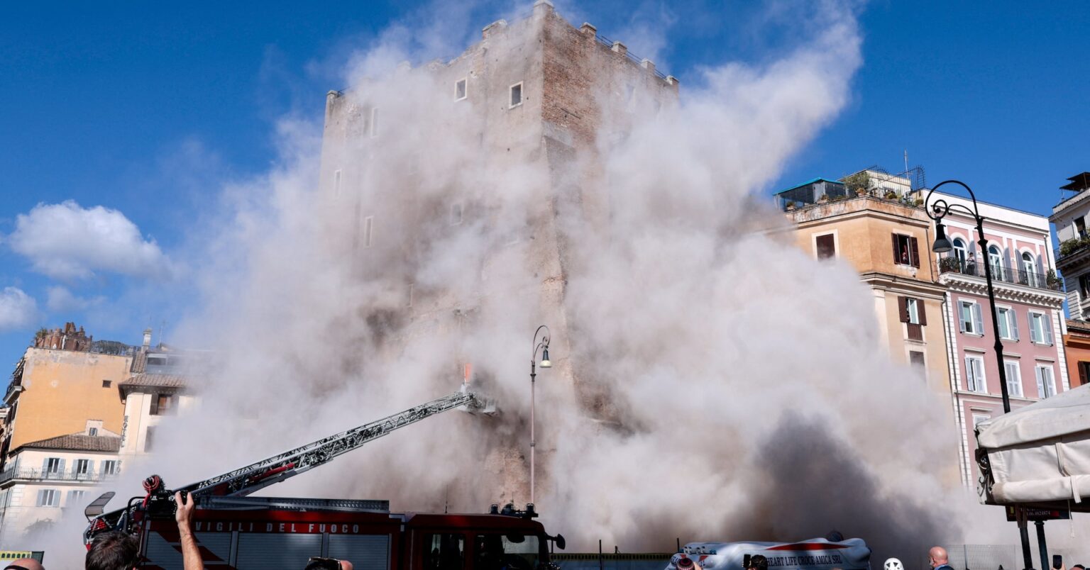 Πανικός επικράτησε σήμερα στο κέντρο της Ρώμης, όταν μεγάλο τμήμα του ιστορικού μεσαιωνικού πύργου Torre dei Conti, κοντά στο Κολοσσαίο