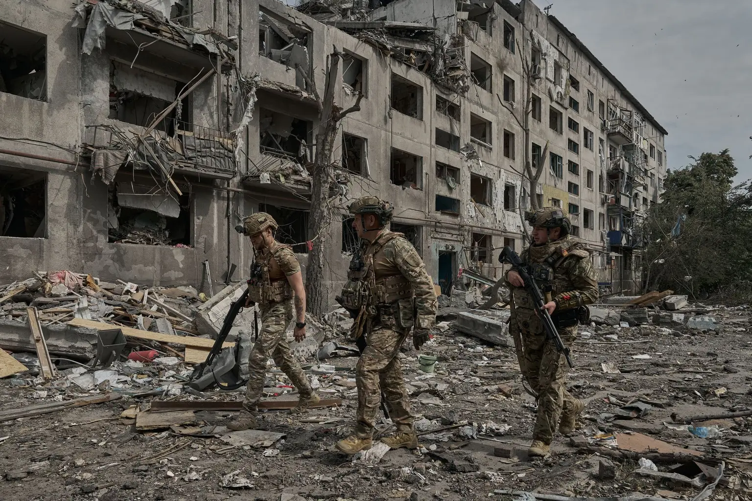 Οι ρωσικές δυνάμεις συνεχίζουν την προέλασή τους στην κατεστραμμένη πόλη Ποκρόφσκ, σε μια κρίσιμη περιοχή-κόμβο μεταφορών και logistics