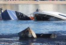 Στάχτη, αποκαΐδια και μια εικόνα καταστροφής αντικρίζουν οι πολίτες που περνούν από την Μαρίνα Ζέας στον Πειραιά το πρωί της Πέμπτης.