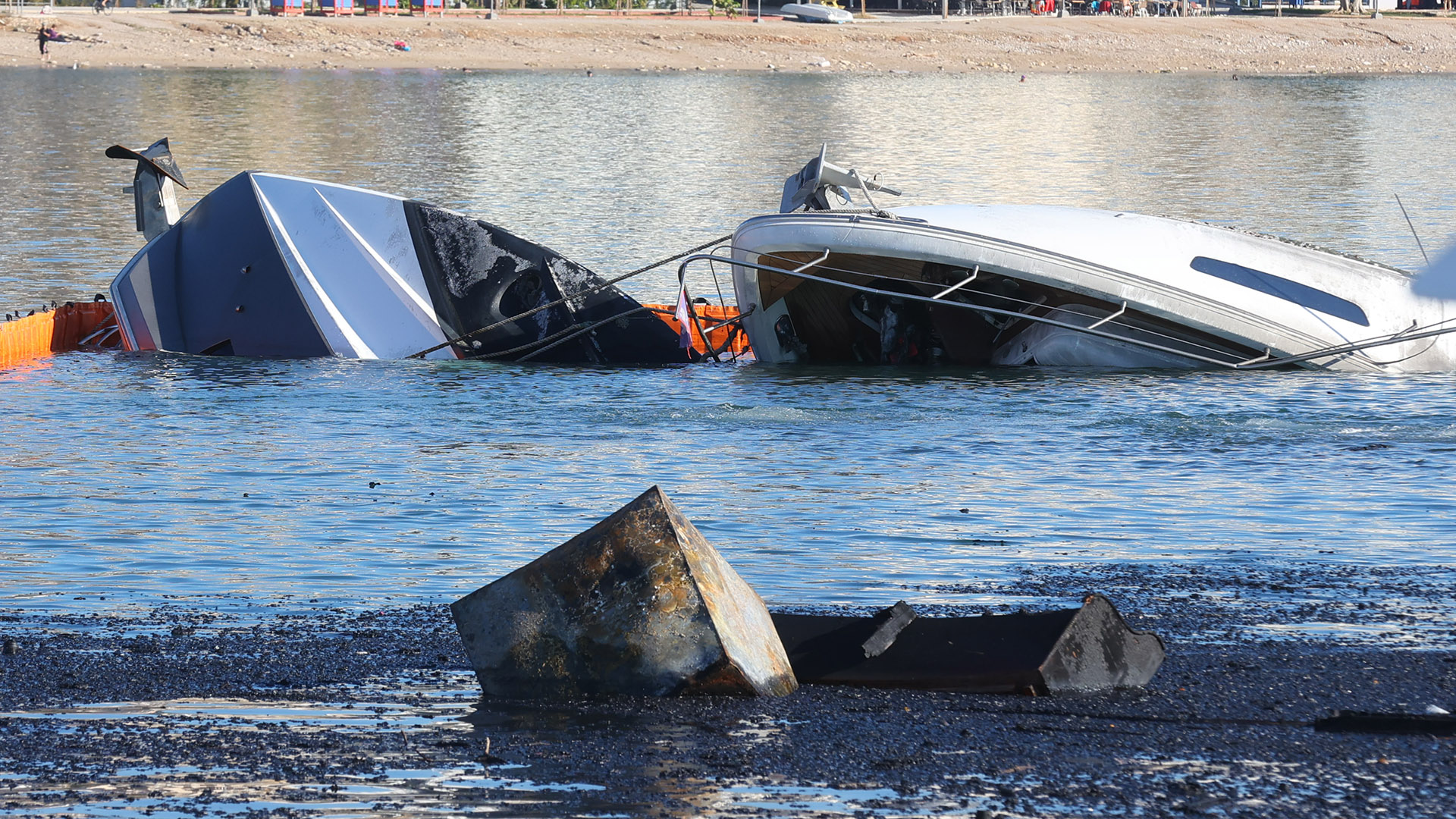 Στάχτη, αποκαΐδια και μια εικόνα καταστροφής αντικρίζουν οι πολίτες που περνούν από την Μαρίνα Ζέας στον Πειραιά το πρωί της Πέμπτης.