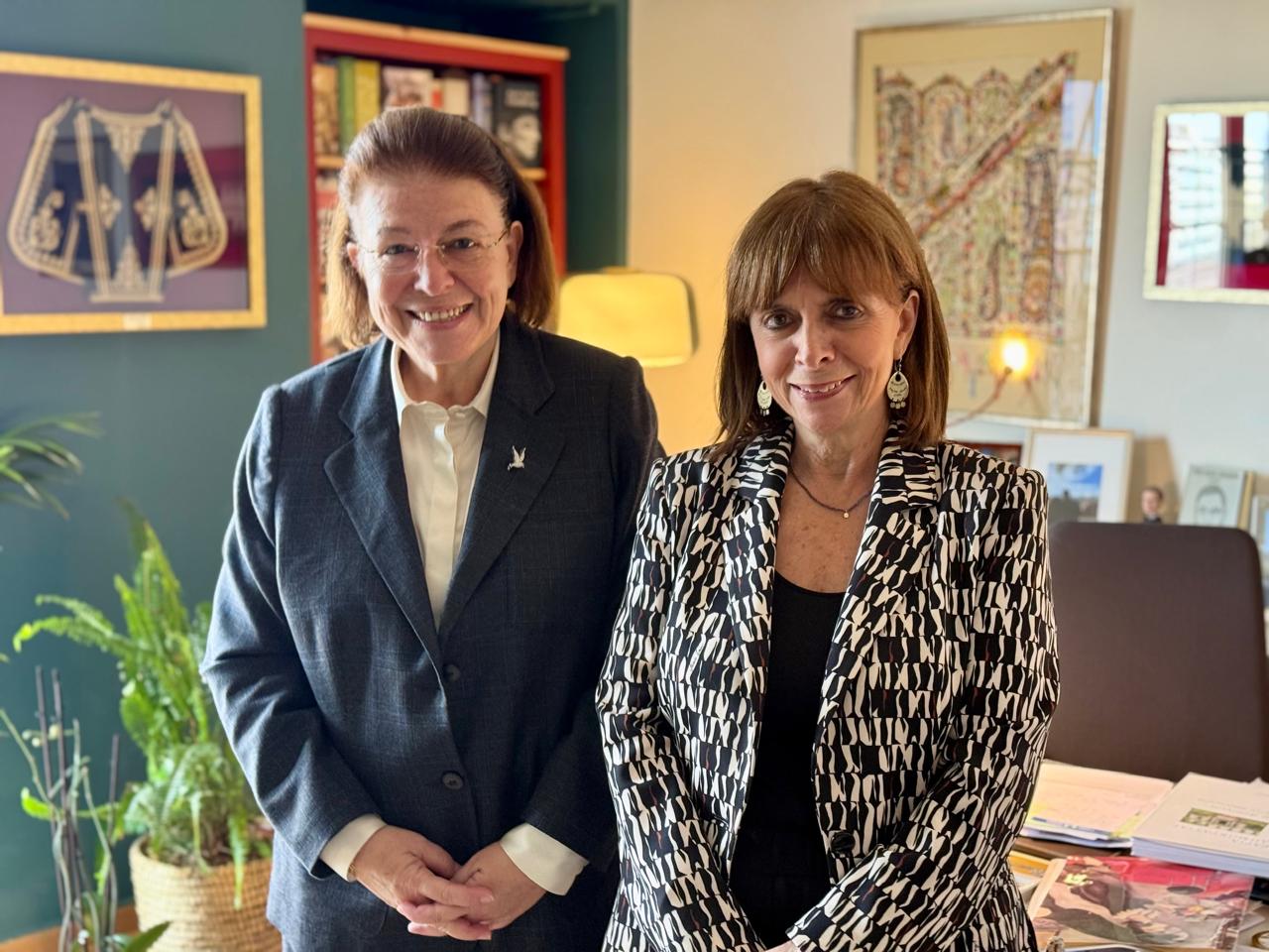 Στην ιστορία του θεσμού του Προέδρου της Δημοκρατίας δεν υπάρχει προηγούμενο: πρώην Πρόεδρος της Δημοκρατίας να αναλαμβάνει κρατική