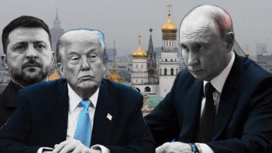 Ο Βλαντιμίρ Πούτιν φαίνεται να κινείται ταυτόχρονα σε δύο επίπεδα: από τη μία συνεχίζει τον πόλεμο στην Ουκρανία, ενώ από την άλλη δηλώνει