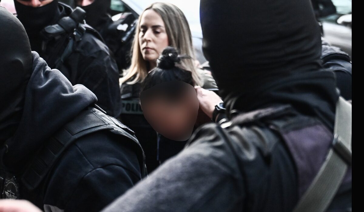 Νέα τροπή παίρνει η υπόθεση της δολοφονίας στη Σαλαμίνα, καθώς η 46χρονη κατηγορούμενη για τον θάνατο της 75χρονης πεθεράς