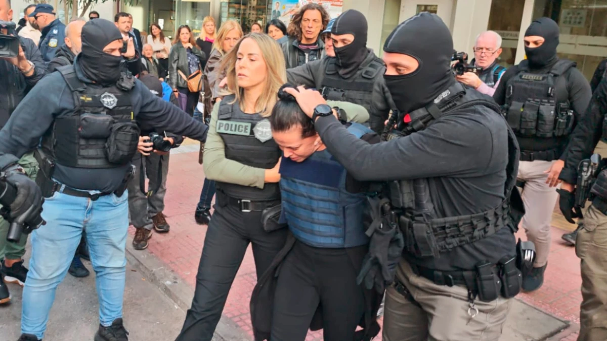 Η 46χρονη που ομολόγησε τη δολοφονία της 75χρονης πεθεράς της στη Σαλαμίνα βρίσκεται αυτές τις ημέρες αντιμέτωπη με τις εισαγγελικές