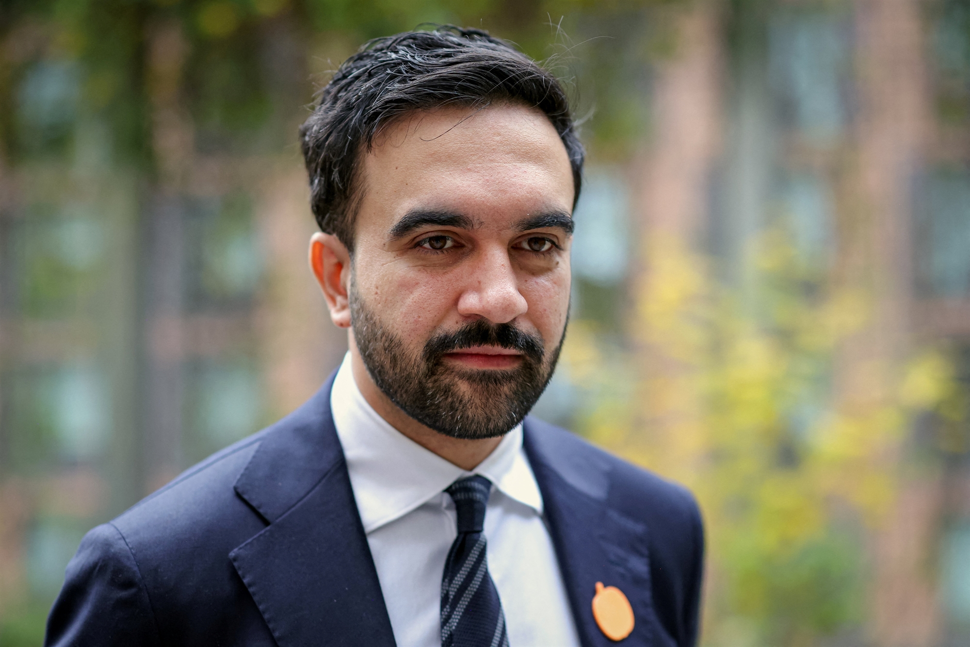 Παρατηρήστε την αλλαγή χαρακτήρα του δημάρχου που εξελέγη, μετά τη νίκη του στις εκλογές της Τρίτης. Ο Μαμντάνι διεξήγαγε μια αισιόδοξη