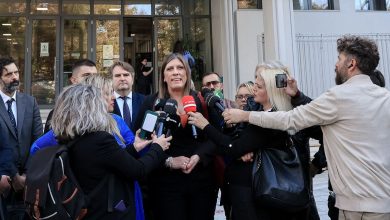 Η δίκη για τα χαμένα βίντεο των Τεμπών, που έχει εξελιχθεί σε ανοιχτή θεσμική κρίση, διακόπηκε για τις 19 Δεκεμβρίου.