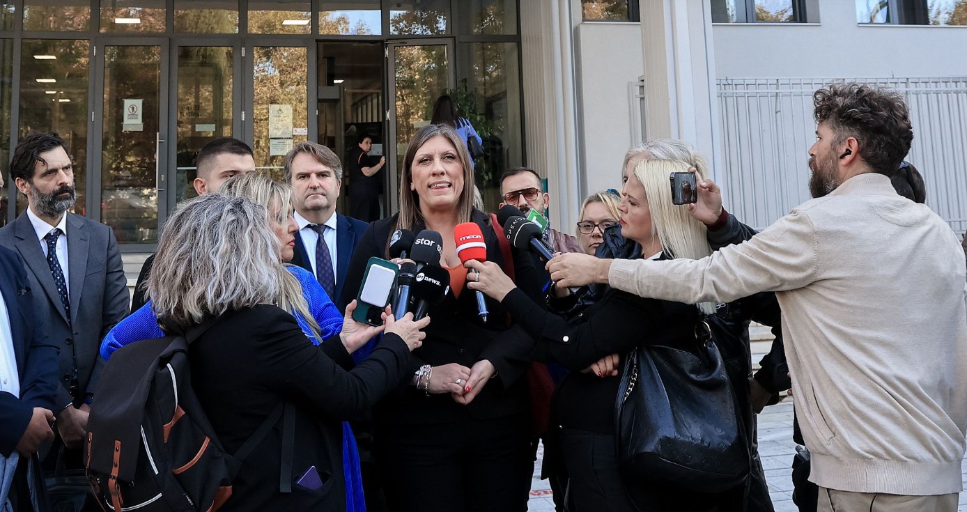 Η δίκη για τα χαμένα βίντεο των Τεμπών, που έχει εξελιχθεί σε ανοιχτή θεσμική κρίση, διακόπηκε για τις 19 Δεκεμβρίου.