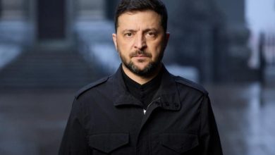 Ο Ουκρανός πρόεδρος Βολοντίμιρ Ζελένσκι βρίσκεται αντιμέτωπος με μια τραγική επιλογή: να αποδεχθεί μια ειρηνευτική συμφωνία που προωθεί