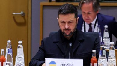 Ένα ένα, τα δυτικά μέσα ενημέρωσης τον υπονομεύουν με έντονη κριτική, αφήνοντας να εννοηθεί πως η επιρροή του έχει αρχίσει να διαβρώνεται