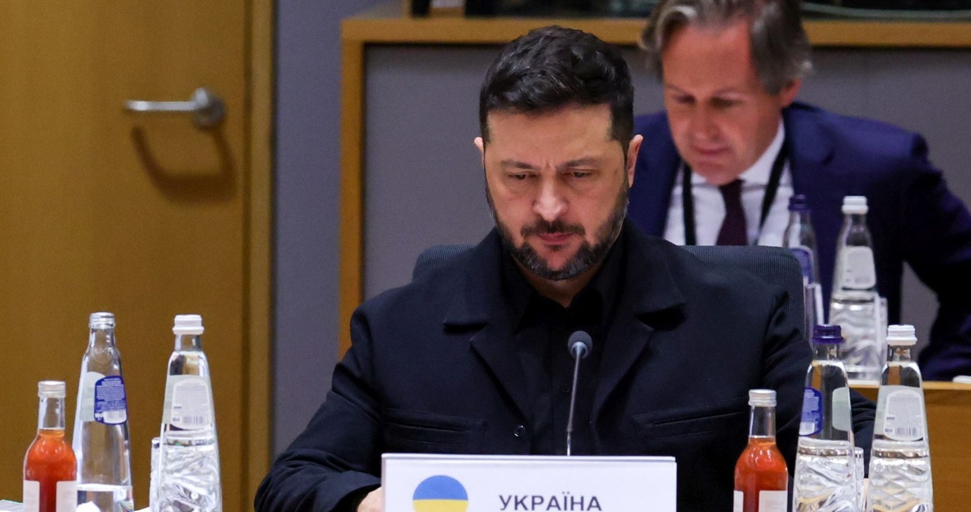 Ένα ένα, τα δυτικά μέσα ενημέρωσης τον υπονομεύουν με έντονη κριτική, αφήνοντας να εννοηθεί πως η επιρροή του έχει αρχίσει να διαβρώνεται