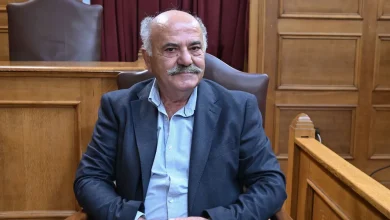 Από ψηφοφόρος του Αντρέα, μας προέκυψε κουμπάρος του Βορίδη και οπαδός του Μητσοτάκη, αλλά σήμερα είναι πολιτικός άστεγος