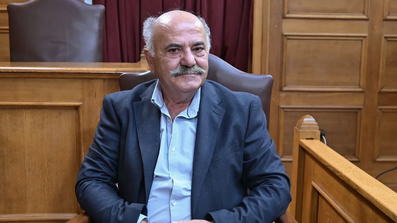 Από ψηφοφόρος του Αντρέα, μας προέκυψε κουμπάρος του Βορίδη και οπαδός του Μητσοτάκη, αλλά σήμερα είναι πολιτικός άστεγος