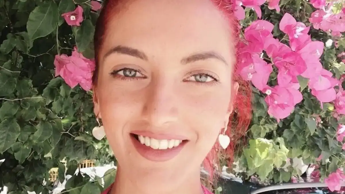 Ελεύθερη, υπό τον όρο της υποχρεωτικής εμφάνισης δύο φορές το μήνα σε αστυνομικό τμήμα, αφέθηκε η αστυνομικός που υπηρετεί ως επόπτρια