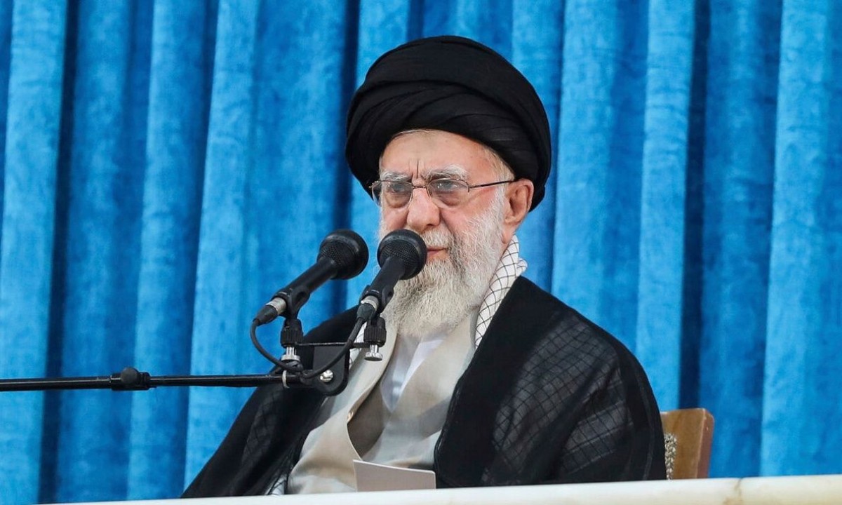 Ο Αγιατολάχ Αλί Χαμενεΐ με ανάρτησή του το μεσημέρι της Δευτέρας στο Χ, δήλωσε ότι το Ιράν δεν μπορεί να συνεργαστεί με τις ΗΠΑ όσο