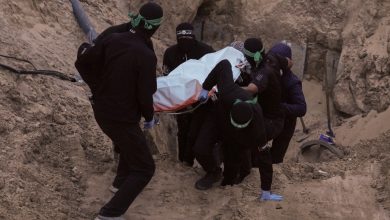 Η εύθραυστη συμφωνία κατάπαυσης πυρός στη Γάζα δοκιμάζεται ξανά, καθώς η πρόσφατη παράδοση λειψάνων από τη Χαμάς