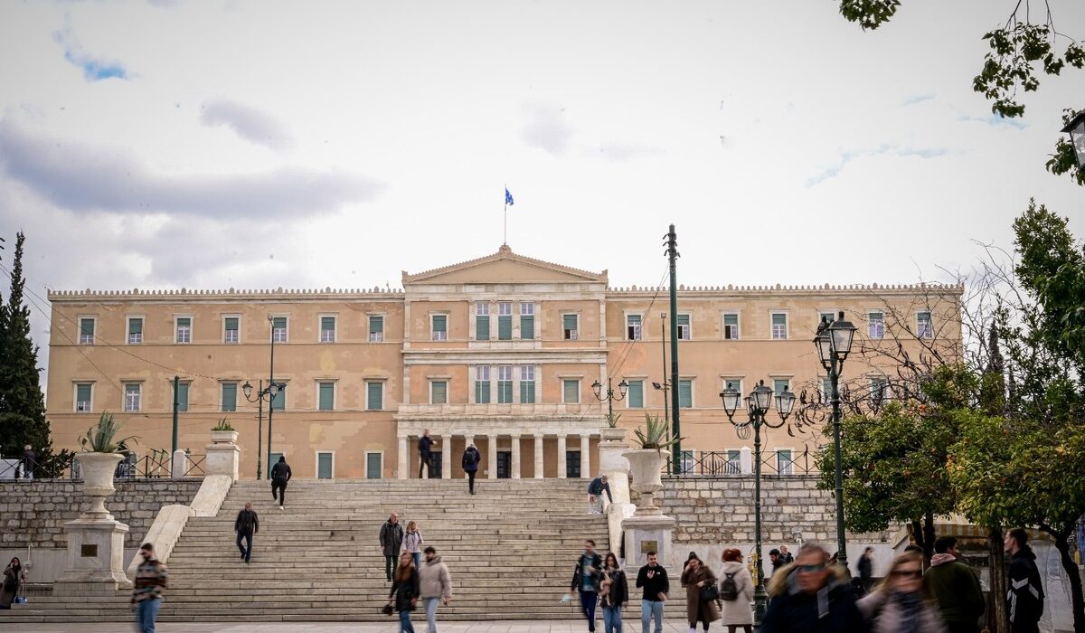 Ανησυχητικά μηνύματα για το μέλλον της χώρας αναδεικνύει η νέα δημοσκόπηση της Metron Analysis, η οποία επικεντρώνεται