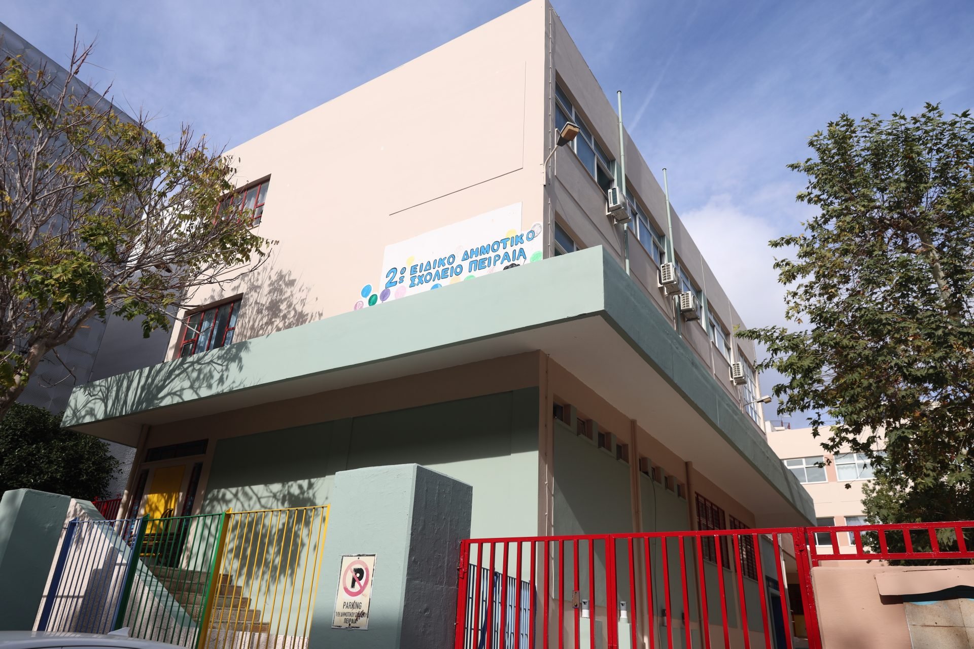 Την πόρτα του Αστυνομικου τμήματος Καμινίων πέρασε το βράδυ της Παρασκευής 21 Νοεμβρίου ο πατέρας της 13χρονης Ειρήνης