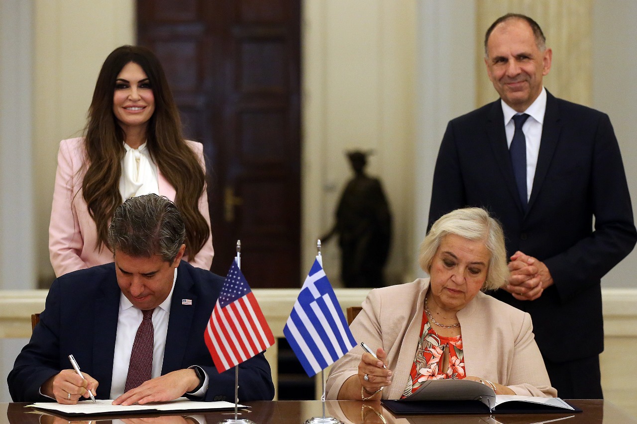 Ακόμα μια ανάρτηση έκανε επί ελληνικού εδάφους η Κίμπερλι Γκίλφοϊλ η οποία αφορούσε τα deals για την ενέργεια που υπέγραψαν